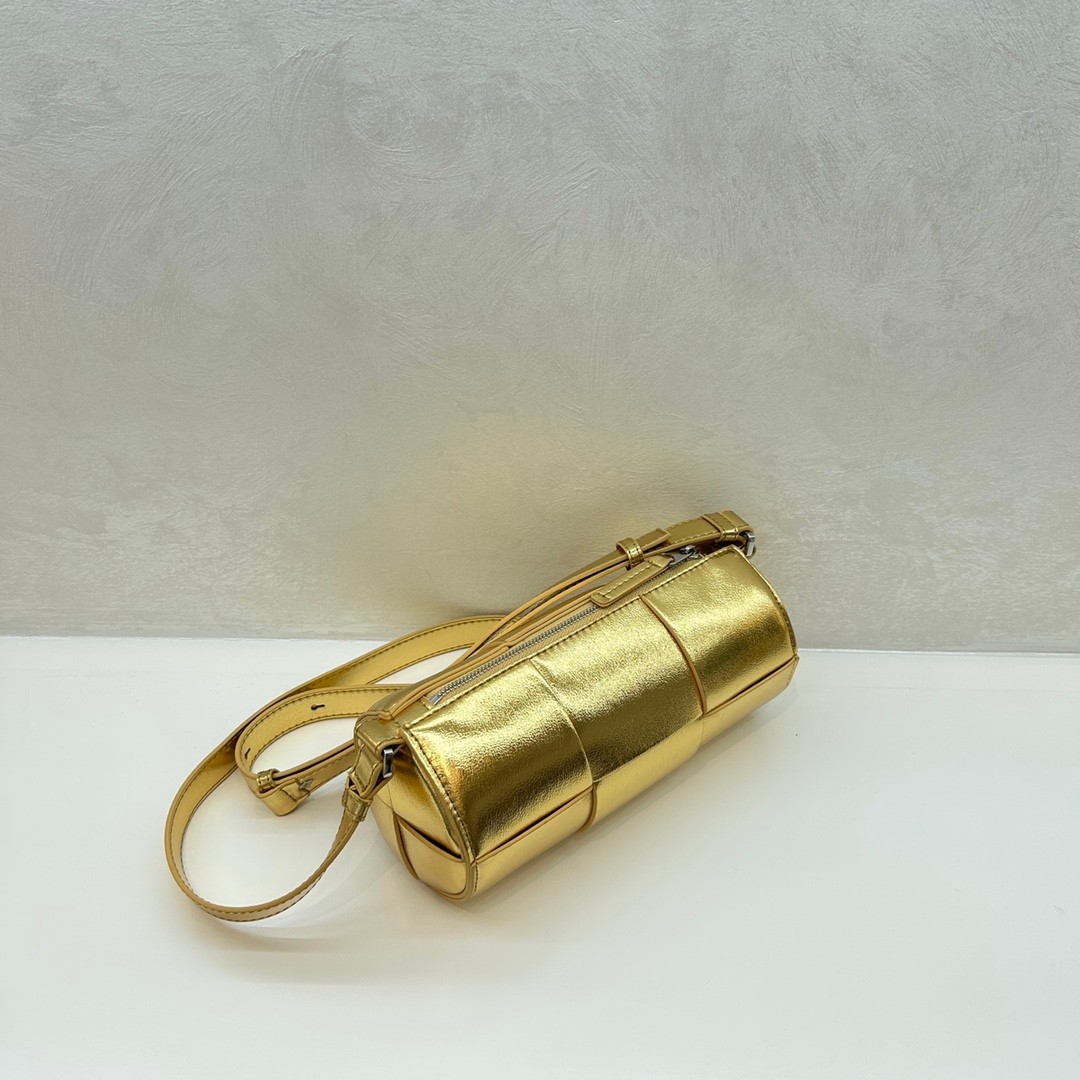 可愛い 筒型 ミニ ショルダーバッグ ボッテガ・ヴェネタ バッグ コピー カセットバッグ ゴールド