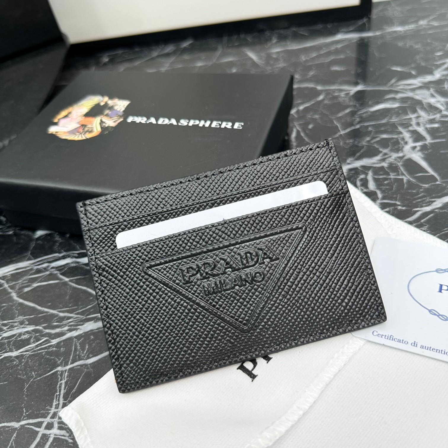 シンプル エンボスロゴ カードケース プラダ 財布 コピー ブラック