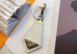 プラダ キーホルダー コピー 高品質なエレガンスを手に入れよう