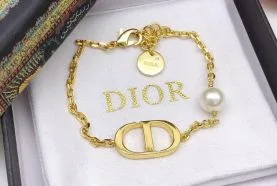 クリスチャン・ディオール ブレスレットコピー品で手元に洗練されたスタイルをプラス