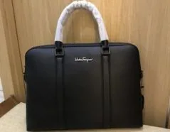 サルヴァトーレ・フェラガモ メンズバッグ コピーで魅せる上品なスタイル