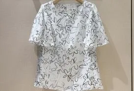クロエ シャツ コピーの魅力とスタイリッシュな着こなし