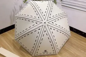 スタイリッシュで実用的なシャネルコピ―傘で雨の日もラグジュアリーに