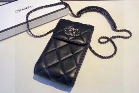 シャネルコピーのアイフォンケースでスマホをラグジュアリーに守る