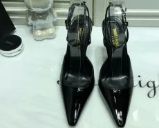 エレガンスを極めるイヴ・サンローランハイヒールコピーで上品な足元を演出
