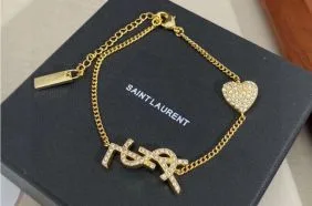 イヴ・サンローランブレスレットコピーで優雅さを手に入れる