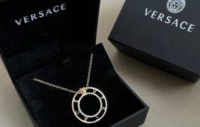 ヴェルサーチ ネックレス コピー｜圧倒的存在感と高級感を再現
