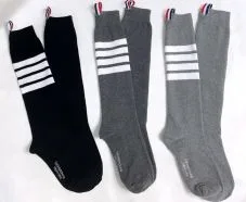 トム ブラウン 小物 コピー 洗練されたデザインと高級感を備えた人気アイテム