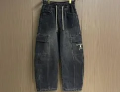 スーパーコピー ジーンズで仕上げる洗練された日常服