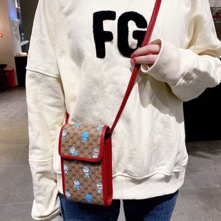 グッチ メンズ バッグ 人気 　偽物　2021最火Gucciグッチドラえもんのバッグ スターは男女が使える携帯電話のバッグと同じです