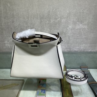 フェンディバッグ 値段 FENDI（フィンディ）クラシック PEEKABOO ESSENTIALLY 偽物