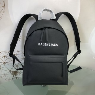 バレンシアガ バックパック 新型の主なBALENパリの家 中サイズの両肩バックパックは 輸入の柔らかい牛革の材質を採用している コピー