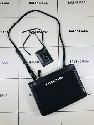 バレンシアガ 黒バッグ パリの名門Balenciaga Bazar shopperはバッグ（斜めに掛けられる）を手に持ちます コピー