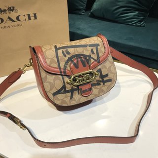 コーチバッグ 夏コピー ​coach コーチの新型で 新しく発売された文芸的雰囲気のあるレトロな鞍のバッグ