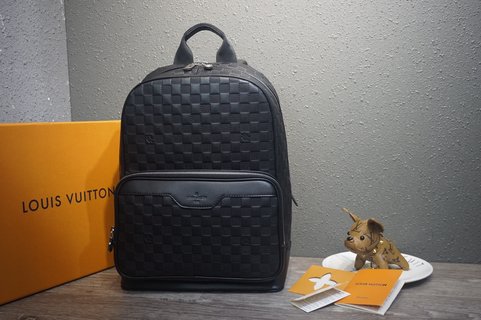 このCampusランドセルのDamier Infini牛皮は銀色の光沢を呈しており ブランドの古典的なDamier棋盤はエンボス質感で再演出されている ルイ・ヴィトン バッグ 安い コピー