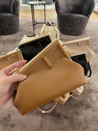 新しいFENDI Firstが来ました デザイナーKim Jonesが主導して デザインした最初のFend1は,従来のバッグ型を覆した フェンディ バッグ 新作 コピー