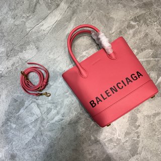 貝殻バッグは同シリーズでまた新品になり バレンシアガ バック 可愛い コピー BALENCIAGAが流行して登場した