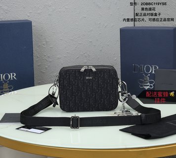 Diorディオール男性OBLIQUE柄バッグ 斜めがけバッグを手に持って 実物で撮影して 図は商品と一致している クリスチャンディオール 鞄 コピー