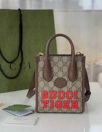 GUCCI TIGER プリント ミニトートバッグ ストラップ付き グッチ バッグ 人気 コピー 斜め掛け レディース カバン