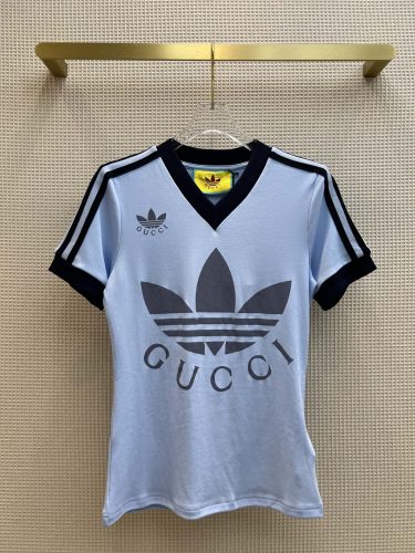 adidas x Gucci Vネック コットン ジャージー グッチ Tシャツ コピー Vネック ロゴ プリント