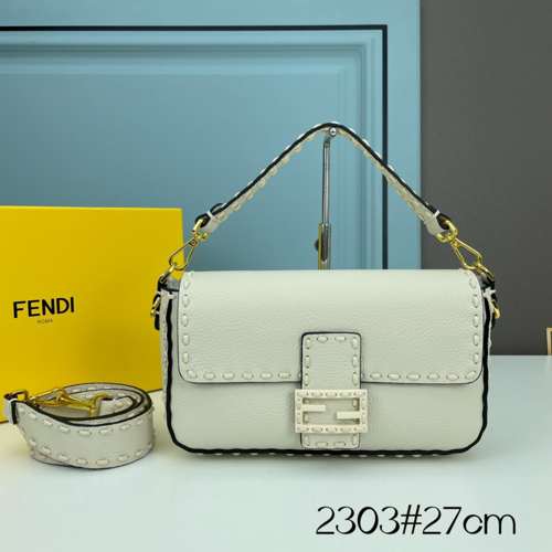 人気 FENDI フェンディ ハンドステッチ ミディアム バゲットバッグ コピー ホワイト