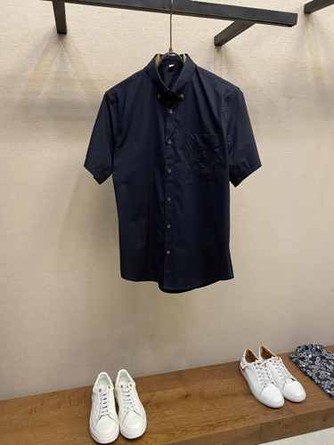上品 シンプル ショートスリーブシャツ バーバリー シャツ 偽物 ブラック