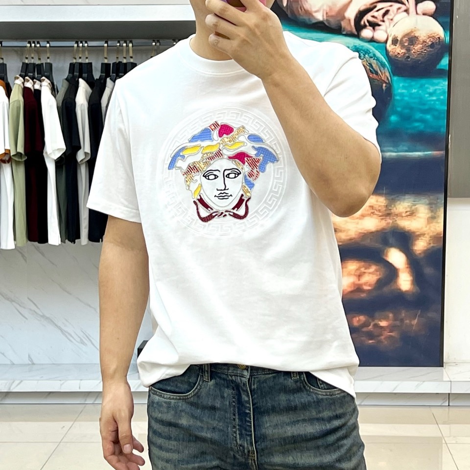 ヴェルサーチェ Tシャツ 偽物 シンプル ロゴ入り 半袖Tシャツ ホワイト