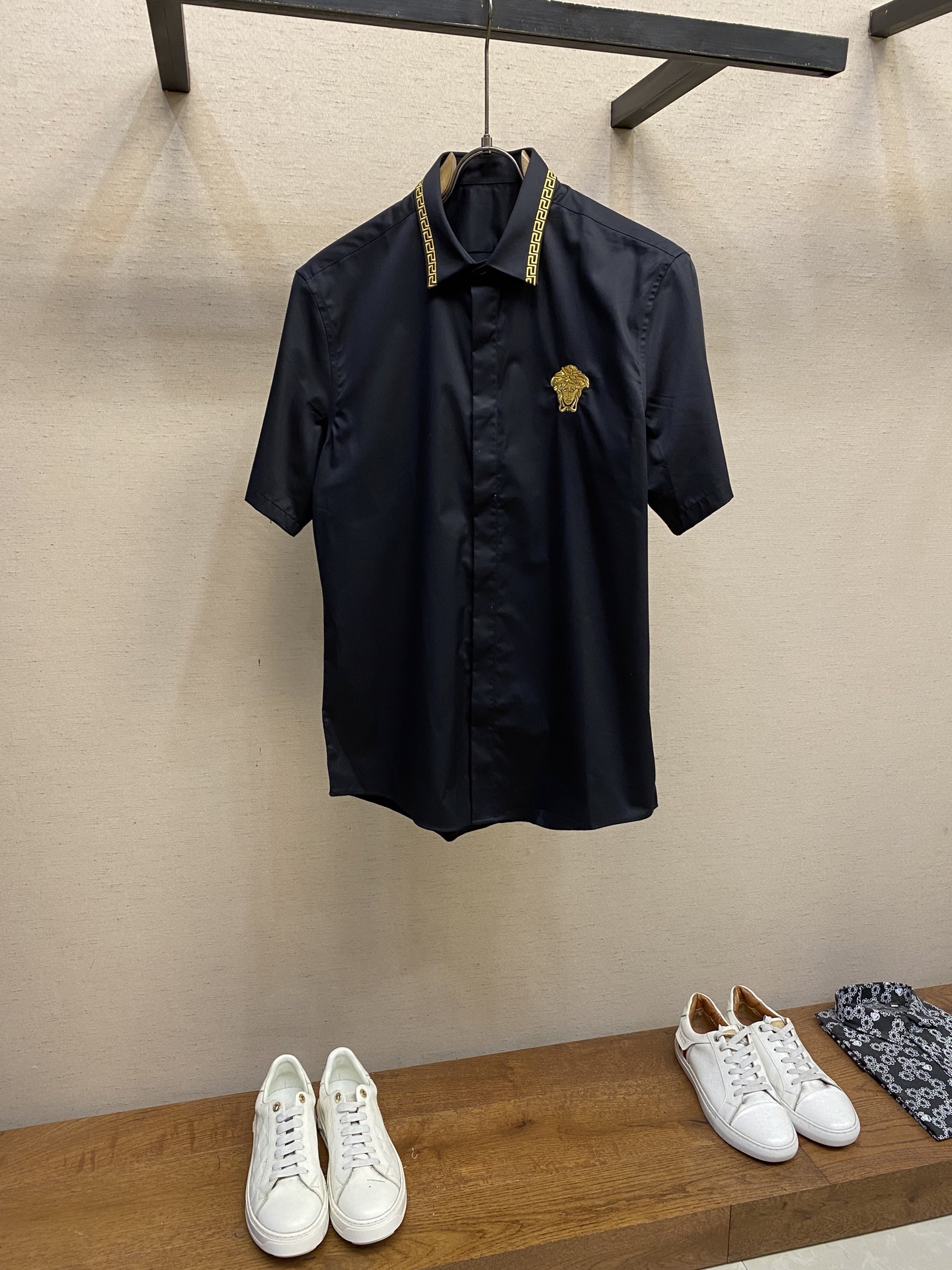 上品 カジュアル ショートスリーブシャツ ヴェルサーチェ シャツ 偽物 コットン ブラック