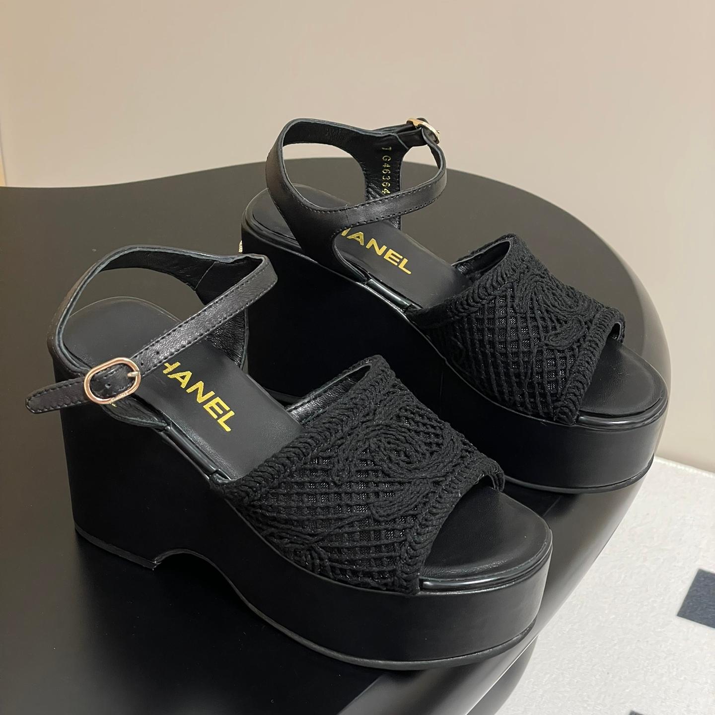 【上品で愛らしい足元】CHANEL CCロゴ メッシュ厚底サンダル コピー ブラック
