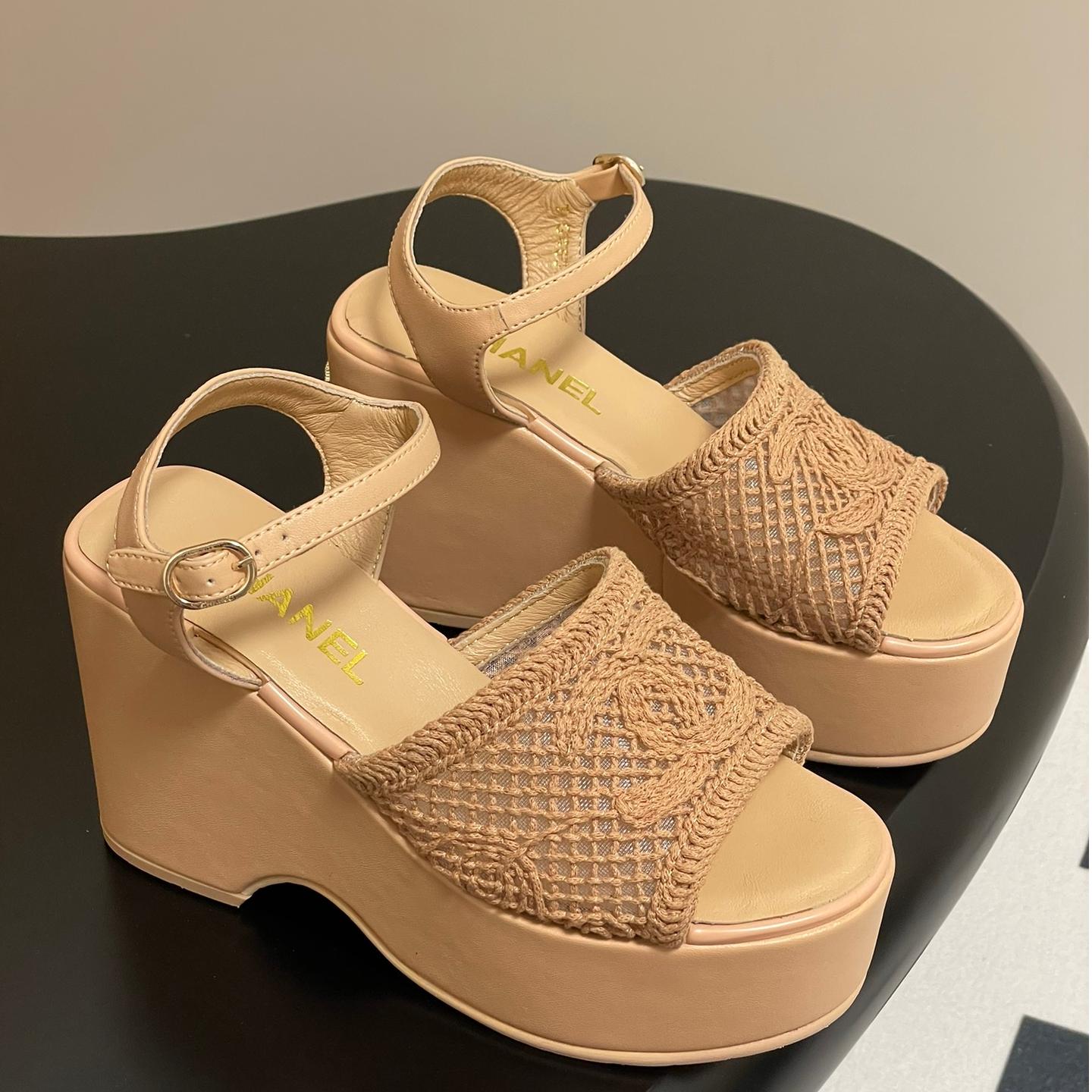 【上品で愛らしい足元】CHANEL CCロゴ メッシュ厚底サンダル コピー キャメル