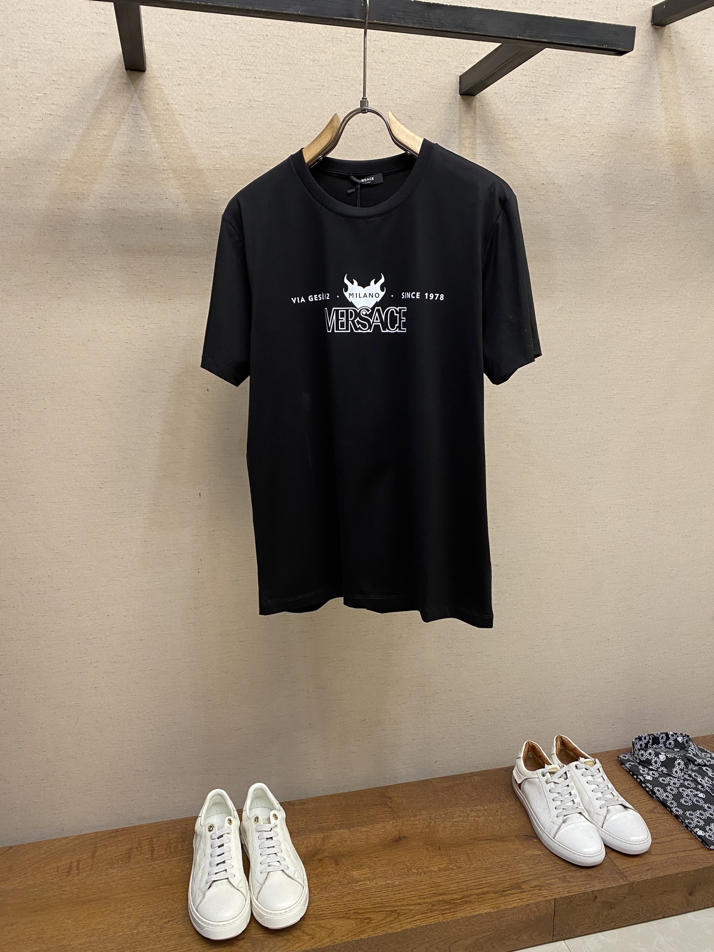 シンプル ロゴプリント ヴェルサーチェ Tシャツ コピー 半袖Tシャツ ブラック