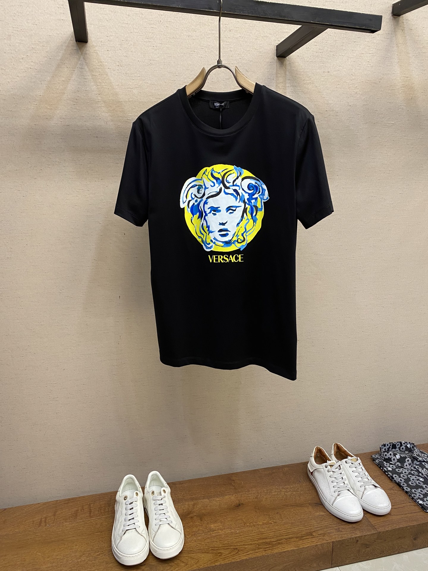 ペインテッド メドゥーサ 半袖Tシャツ ヴェルサーチェ Tシャツ コピー ブラック