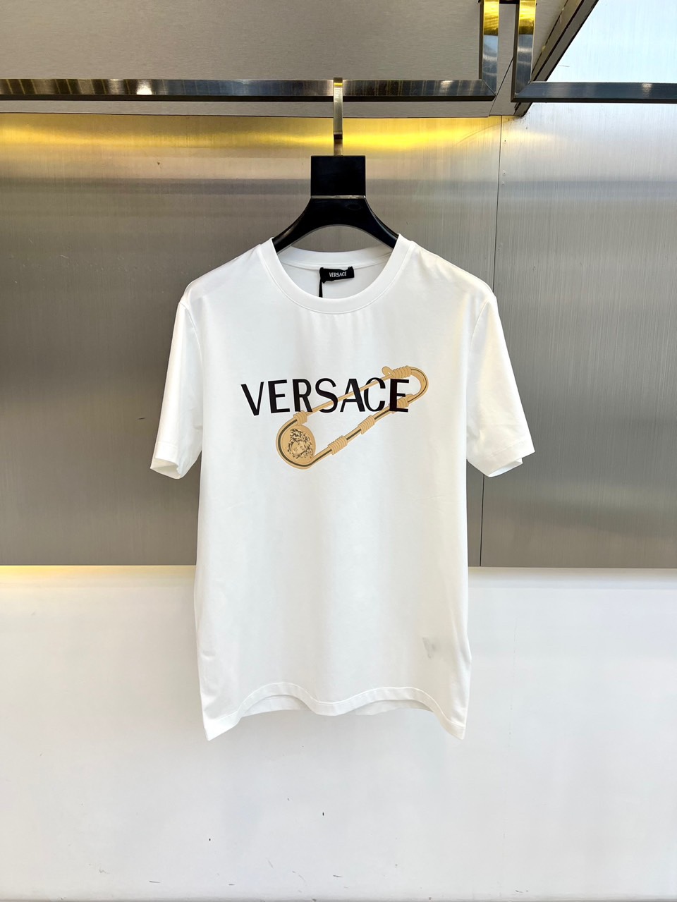 カジュアル ロゴ クルーネック 半袖Tシャツ ヴェルサーチェ Tシャツ 偽物 ホワイト