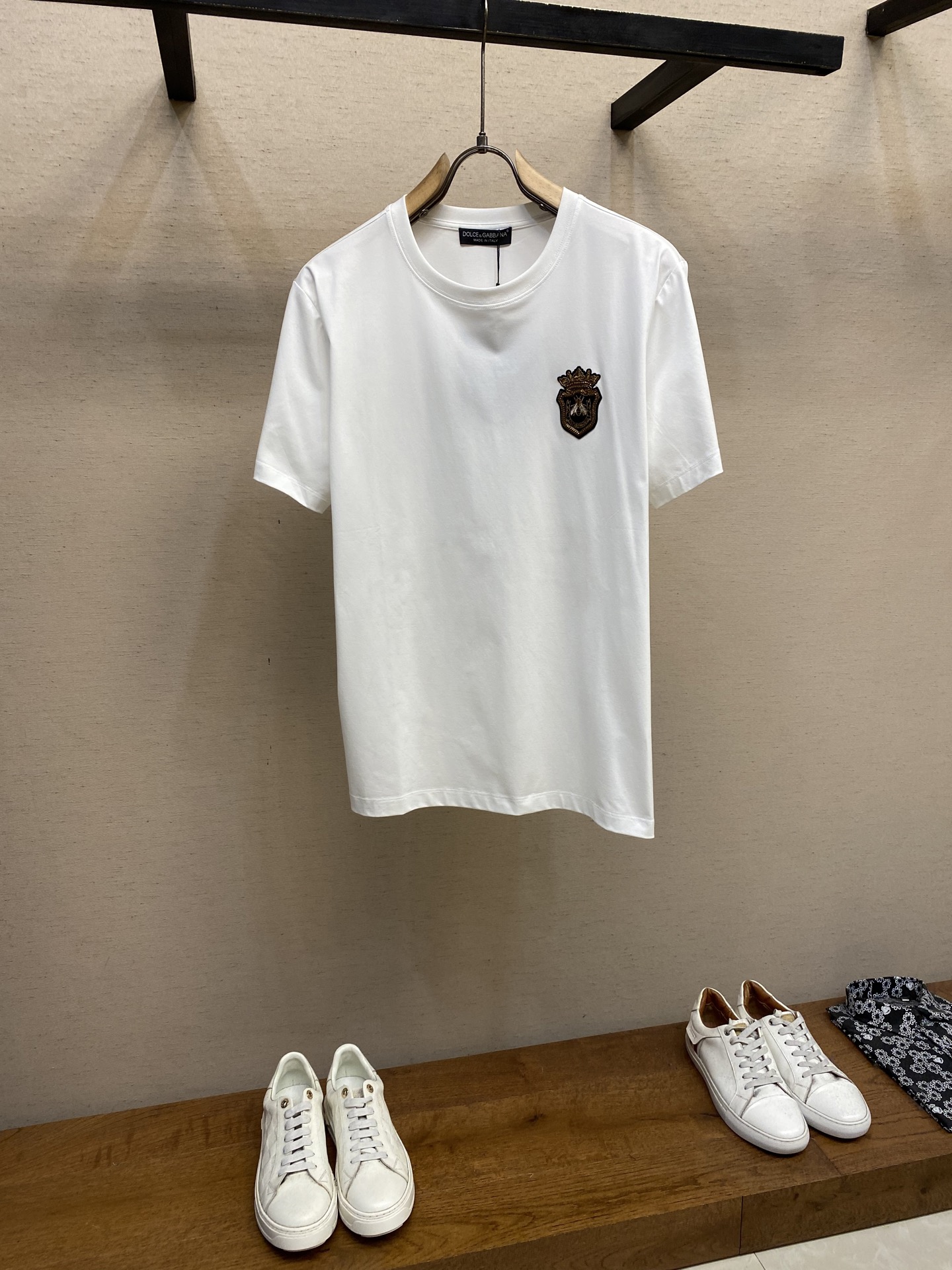 紋章風パッチ コットン 半袖Tシャツ ドルチェ&ガッバーナ Tシャツ 偽物 ホワイト