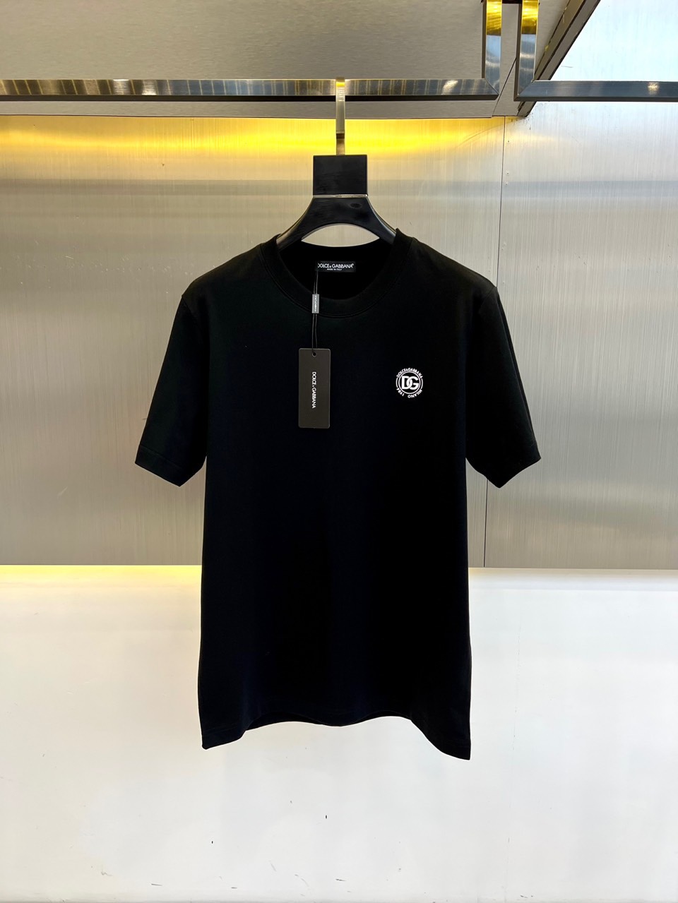 シンプル ロゴ入り クルーネック 半袖Tシャツ ドルチェ&ガッバーナ Tシャツ 偽物 ブラック