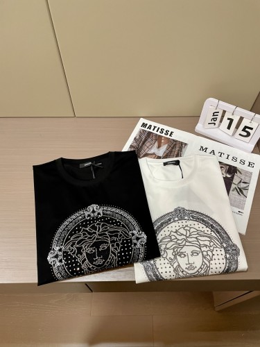 ヴェルサーチェ Tシャツ コピー 2025新作 銀糸刺繍 スワロフスキークリスタル メドゥーサ 半袖Tシャツ
