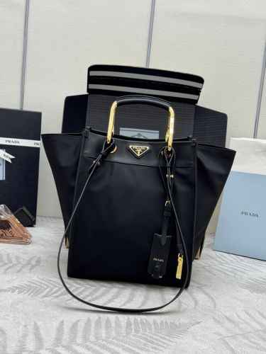 プラダ バッグ スーパーコピー 洗練された ミディアム Re-Nylon×レザー トートバッグ 1BG578