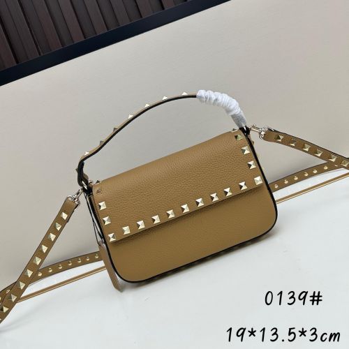 【Valentino】ロックスタッズ ミニ クロスボディバッグ ロックスタッズ グレインカーフスキン ミニ クロスボディバッグ