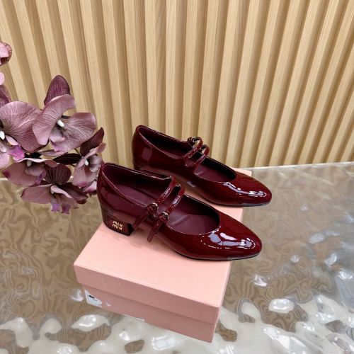 パテントレザー パンプス バックル付き ミュウミュウ スーパーコピー レッド