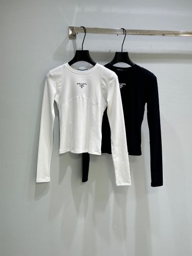 シンプル ロゴプリント 長袖Tシャツ プラダ Tシャツ 偽物 クルーネック