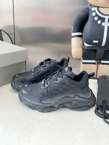 バレンシアガ スーパーコピー 人気 TRIPLE S SPORTY スニーカー レディース メンズ