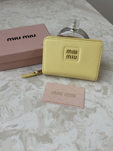 シンプル 上品 コンパクト 二つ折り財布 ミュウミュウ 財布 コピー イエロー