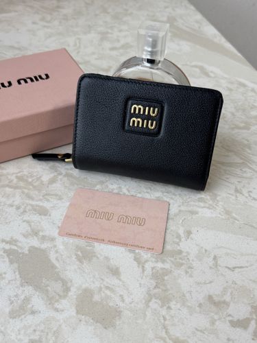シンプル 上品 コンパクト 二つ折り財布 ミュウミュウ 財布 コピー ブラック