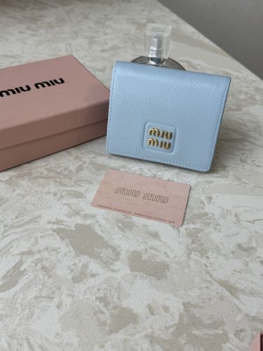 ミュウミュウ 財布 コピー シンプル 上品 コンパクト 二つ折り財布 ブルー