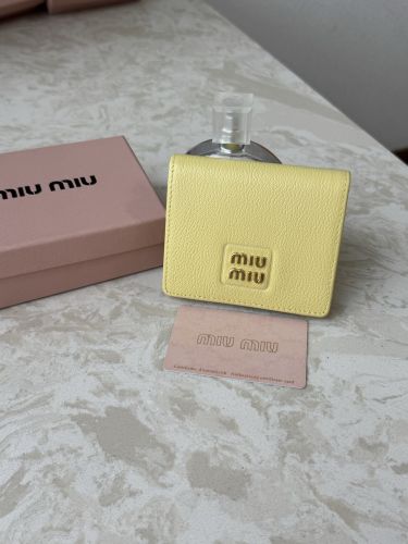 ミュウミュウ 財布 コピー シンプル 上品 コンパクト 二つ折り財布 イエロー