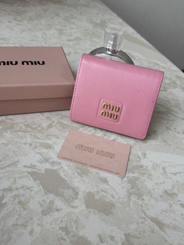 ミュウミュウ 財布 コピー シンプル 上品 コンパクト 二つ折り財布 ピンク