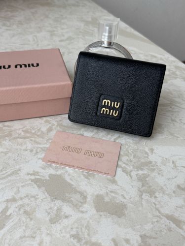ミュウミュウ 財布 コピー シンプル 上品 コンパクト 二つ折り財布 ブラック