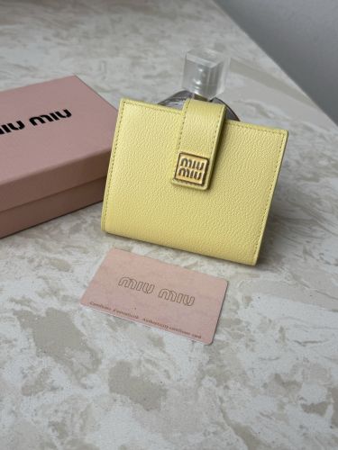 洗練された シンプル コンパクト ウォレット ミュウミュウ 財布 コピー 二つ折り財布 イエロー