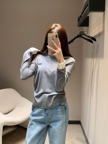 カジュアル 重ね着風 長袖Tシャツ ミュウミュウ Tシャツ コピー グレー