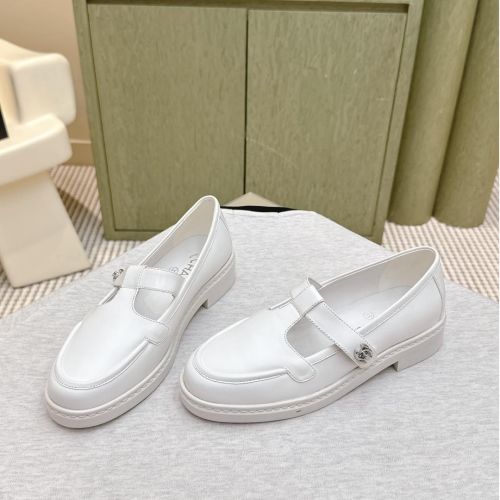 シンプルで上品 25K ローファー シャネル シューズ コピー ターンロック ホワイト